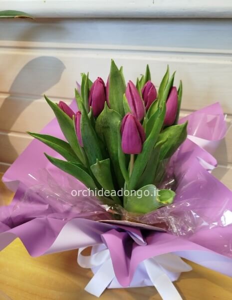 Bouquet di 10 tulipani confezionati con bulbo (vari colori) h. 25/30 cm
